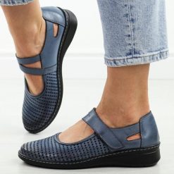 Granatowe ażurowe skórzane Polskie półbuty damskie Deoni D125A. Niebieskie półbuty damskie Deoni, na lato, w ażurowe wzory, z jeansu, bez obcasa, na płaskiej podeszwie, bez zapięcia. Za 419.00 zł.