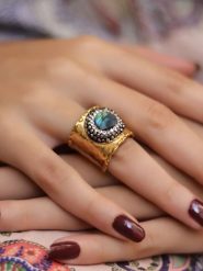 L'Atelier de Gaia Pozłacany pierścionek z labradorytem rozmiar: onesize. Czarne pierścionki damskie L'Atelier de Gaia, z labradorytem, pozłacane. Za 70.24 zł.