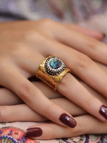 L'Atelier de Gaia Pozłacany pierścionek z labradorytem rozmiar: onesize. Czarne pierścionki damskie L'Atelier de Gaia, z labradorytem, pozłacane. Za 70.24 zł.