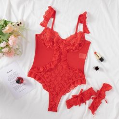 Komplet bielizny z haftem na specjalne okazje Yda. Czerwone body i gorsety Intica, bez wzorów, z materiału. Za 139.00 zł.