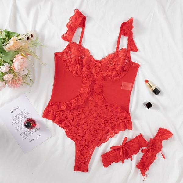 Komplet bielizny z haftem na specjalne okazje Yda. Czerwone body i gorsety Intica, bez wzorów, z materiału. Za 139.00 zł.