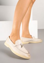 Beżowe Mokasyny Zdobione Elegancką Aplikacją ze Skórzaną Wkładką Doreme. Brązowe mokasyny damskie Renee, z jeansu, bez obcasa. Za 49.99 zł.