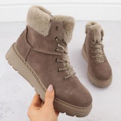 Skórzane botki damskie z futerkiem na platformie brązowe Rieker 70402-24. Brązowe botki damskie Rieker, z nubiku, bez obcasa, na platformie, bez zapięcia. Za 322.49 zł.