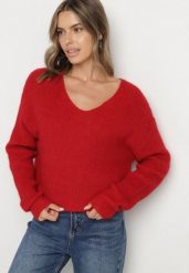 Czerwony Sweter z Dodatkiem Wełny i Trójkątnym Dekoltem Esmina. Czerwone swetry klasyczne damskie Born2be, l, z wełny, bez kołnierzyka. Za 99.99 zł.