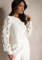 Biały Sweter z Wiskozą z Eleganckimi Rękawami w Ażurowy Wzór Nolvila. Białe swetry klasyczne damskie Renee, z jeansu, bez kołnierzyka. Za 59.99 zł.