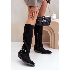 Zamszowe Kozaki Kowbojki Na Niskim Obcasie Z Ozdobą Zazoo 3656 Czarne. Czarne kozaki damskie z zamszu, bez obcasa, bez zapięcia. Za 711.36 zł.