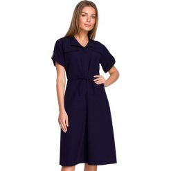 Sukienka koszulowa trapezowa granatowa szmizjerka z wiązaniem. Sukienki damskie Sukienki.shop, bez wzorów, biznesowe, bez ramiączek. Za 289.00 zł.