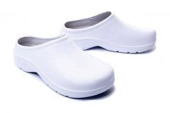 AXIM 7K3806B white, klapki, croksy damskie. Białe klapki damskie Axim, bez wzorów, bez obcasa, bez zapięcia. Za 25.89 zł.