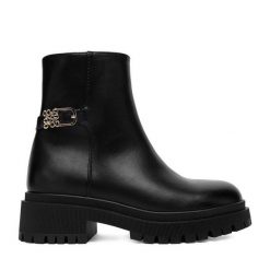 Botki Nine West. Czarne botki damskie Nine West, bez obcasa, na płaskiej podeszwie, bez zapięcia. Za 279.99 zł.