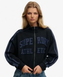 Superdry Bluza Athletic Essentials z zamkiem z aplikacją, luźny krój. Niebieskie bluzy damskie Superdry, z aplikacjami, z materiału, bez kaptura. Za 471.75 zł.