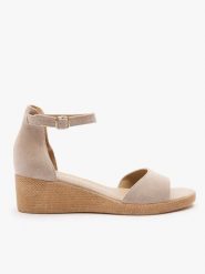 Piaskowe sandały na koturnie. Brązowe sandały damskie Ryłko, bez wzorów, ze skóry, z okrągłym noskiem, bez obcasa, na koturnie, bez zapięcia. Za 399.99 zł.