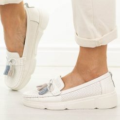 Białe skórzane mokasyny damskie Vinceza 88041. Białe mokasyny damskie VINCEZA, na jesień, z jeansu, z okrągłym noskiem, bez obcasa. Za 219.00 zł.