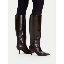 Kozaki DeeZee. Brązowe kozaki damskie DeeZee, bez obcasa, na szpilce, bez zapięcia. Za 249.99 zł.