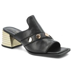 Klapki damskie S.Barski, na efektownym obcasie z metalicznym akcentem z szerokim paskiem i ozdobnymi nitami, czarne, CR61-3063. Czarne klapki damskie S.BARSKI, z aplikacjami, ze skóry, z otwartym noskiem, bez obcasa, na obcasie, bez zapięcia. Za 269.90 zł.