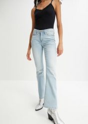 Jeansy ze stretchem o kroju bootcut, mid waist. Niebieskie jeansy damskie bonprix. Za 134.99 zł.