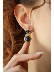 L'Atelier de Gaia Pozłacane kolczyki z lapis lazuli rozmiar: onesize. Niebieskie kolczyki damskie L'Atelier de Gaia, z lazurytem, pozłacane. Za 69.99 zł.