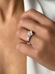 Les Petites Précieuses Pozłacany pierścionek z masą perłową i cyrkoniami rozmiar: 56. Białe pierścionki damskie Les Petites Précieuses, z cyrkonią, pozłacane. Za 179.64 zł.