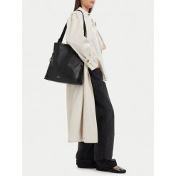 Torebka JENNY. Czarne torebki klasyczne damskie Jenny, bez dodatków. Za 159.99 zł.