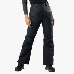 Spodnie narciarskie Kobieta Swedemount Freeride Pants wodoodporne. Czarne spodnie sportowe damskie SWEDEMOUNT, na zimę, bez wzorów, narciarskie. Za 599.99 zł.