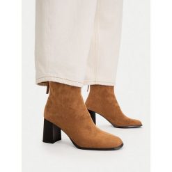 Botki JENNY. Brązowe botki damskie Jenny, bez obcasa, na słupku, bez zapięcia. Za 179.99 zł.
