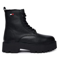 Trzewiki Tommy Jeans. Czarne botki damskie Tommy Jeans, z jeansu, bez obcasa, na płaskiej podeszwie, bez zapięcia. Za 749.99 zł.