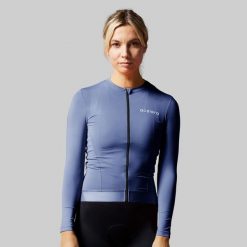 Damska koszulka kolarska z długim rękawem. Niebieskie koszulki damskie ACELERA, bez wzorów, z materiału, bez kołnierzyka, bez ramiączek. W wyprzedaży za 338.36 zł.