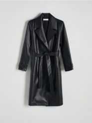 Płaszcz z imitacji skóry - czarny. Czarne płaszcze damskie Reserved, l, bez wzorów, ze skóry, bez kaptura. W wyprzedaży za 119.99 zł.