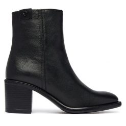 Botki Tamaris. Czarne botki damskie Tamaris, bez obcasa, na słupku, bez zapięcia. Za 539.99 zł.