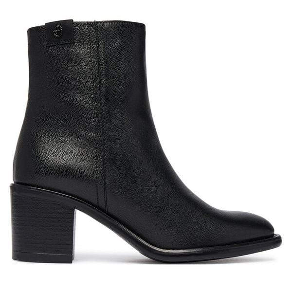 Botki Tamaris. Czarne botki damskie Tamaris, bez obcasa, na słupku, bez zapięcia. Za 539.99 zł.