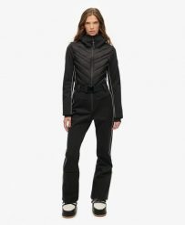 Superdry Luxe Ski Suit – dopasowany kombinezon narciarski, wodoodporny. Czarne kombinezony damskie Superdry, z aplikacjami, z elastanu, eleganckie, bez kołnierzyka, bez ramiączek. Za 1,669.40 zł.