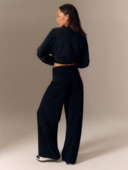 4F Spodnie dresowe z szerokimi nogawkami damskie - czarne M. Czarne spodnie dresowe damskie 4F, m, bez wzorów, z dresówki. Za 149.99 zł.