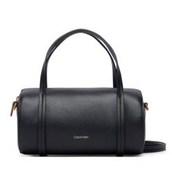 Torebka Calvin Klein. Czarne torebki klasyczne damskie Calvin Klein, bez dodatków. Za 489.99 zł.