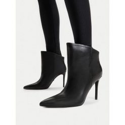 Botki GINO ROSSI. Czarne botki damskie Gino Rossi, bez obcasa, na szpilce, bez zapięcia. Za 399.99 zł.