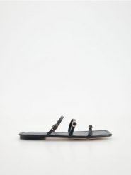 Skórzane klapki - czarny. Czarne klapki damskie Reserved, bez wzorów, ze skóry, bez obcasa, bez zapięcia. W wyprzedaży za 49.99 zł.