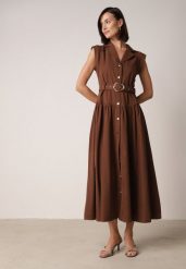 Brązowa Koszulowa Sukienka Bez Rękawów Ozdobiona Paskiem z Klamrą Phalixia. Brązowe sukienki damskie Born2be, z aplikacjami, eleganckie, bez ramiączek. Za 169.99 zł.