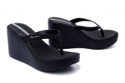 IPANEMA 83521 High Fashion Thong Fem AQ576 black, japonki damskie. Czarne klapki damskie Ipanema, bez wzorów, bez obcasa, na koturnie, bez zapięcia. Za 159.92 zł.