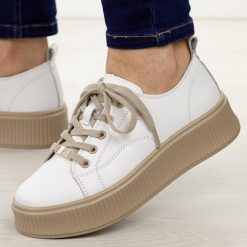 Białe skórzane półbuty damskie Filippo Dp6122/26. Białe półbuty damskie Filippo, na jesień, bez wzorów, ze skóry, z okrągłym noskiem, bez obcasa, na platformie, bez zapięcia. Za 239.00 zł.