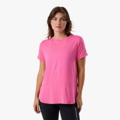 Koszulka treningowa damska Swedemount Core Loose Fit Tee szybkoschnąca. Czerwone bluzki damskie SWEDEMOUNT, bez wzorów, sportowe, bez kołnierzyka, bez ramiączek. Za 79.99 zł.