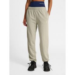 Damskie spodnie dresowe Hummel Pulse. Szare spodnie dresowe damskie Hummel, bez wzorów, z dresówki. Za 137.00 zł.