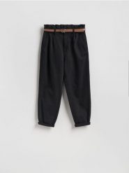 Jeansy paperbag z paskiem - czarny. Czarne jeansy damskie Reserved. Za 139.99 zł.