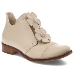 Beżowe Półbuty Armodo Modne Obuwie Damskie Z Kwiatami. Brązowe półbuty damskie Armodo, z aplikacjami, ze skóry, bez obcasa, na obcasie, bez zapięcia. Za 499.00 zł.
