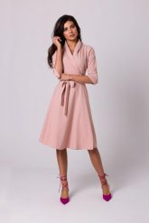 Rozkloszowana sukienka kopertowa z wiązaniem w pasie różowa. Czerwone sukienki damskie Bewear, bez wzorów, z tkaniny, biznesowe, bez ramiączek. Za 349.00 zł.