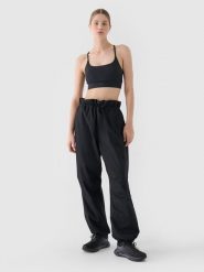 4F Spodnie casual parachute oversize damskie - czarne L. Czarne spodnie materiałowe damskie 4F, bez wzorów, z bawełny. W wyprzedaży za 59.99 zł.
