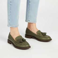 Mokasyny damskie Armodo, cholewka ze skóry naturalnej o gładkim wykończeniu z dekoracyjnymi frędzlami na podbiciu, zielone, 1726. Zielone mokasyny damskie Armodo, ze skóry, bez obcasa. Za 439.00 zł.
