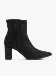 Czarne wyższe botki ze skóry welurowej. Czarne botki damskie Ryłko, ze skóry, eleganckie, bez obcasa, na słupku, bez zapięcia. Za 499.99 zł.