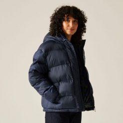 Kurtka damska pikowana Oversized Orla Kiely. Niebieskie kurtki damskie Regatta, bez wzorów, z puchu, bez kaptura. W wyprzedaży za 384.70 zł.