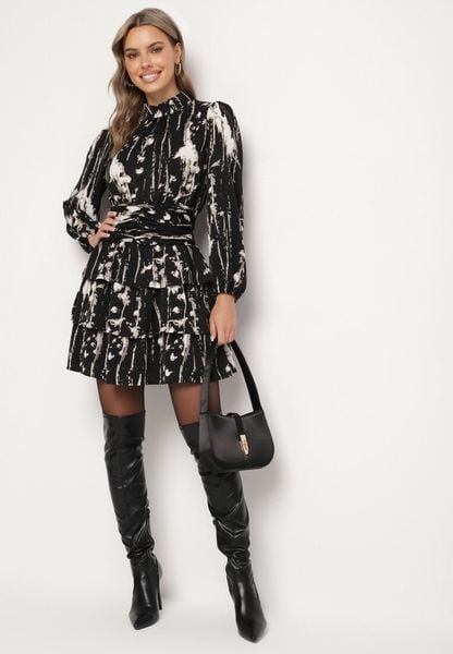 Czarna Rozkloszowana Sukienka w Abstrakcyjny Wzór z Falbanami i Stójką Altinnia. Czarne sukienki damskie Born2be, bez wzorów, eleganckie, bez ramiączek. Za 84.99 zł.