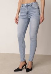 Niebieskie Dopasowane Jeansy z Bawełną i Modelującym Przeszyciem Janiah. Niebieskie rurki damskie Born2be, bez wzorów, z bawełny. Za 99.99 zł.