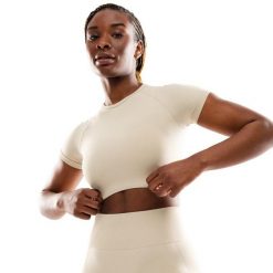 Damska bezszwowa sportowa koszulka crop top z krótkim rękawem Fitness Siroko S. Brązowe koszulki sportowe damskie SIROKO, s, bez wzorów, z materiału, bez ramiączek, na fitness i siłownię. Za 105.00 zł.