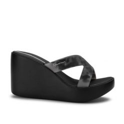 Klapki damskie na platformie Ipanema 83520 HIGH FASHION SLIDE FEM. Czarne klapki damskie Ipanema, bez wzorów, z materiału, bez obcasa, na koturnie, bez zapięcia. Za 139.99 zł.